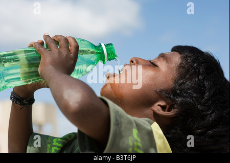 https://l450v.alamy.com/450v/b3t6jp/indian-boy-drinking-water-from-plastic-bottle-india-b3t6jp.jpg