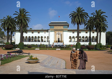 Morocco, Casablanca. The Palais de Justice (Law Courts) on Place Mohammed V. Designed by Joseph Marrast in 1925 in the Mauresque style, a blend of traditional Moroccan and Art Deco architecture. The huge central arched doorway was modeled on the Persian 'iwan', a vaulted hall that usually opens onto the central hall of the madersa (theological college) of a mosque. Stock Photo