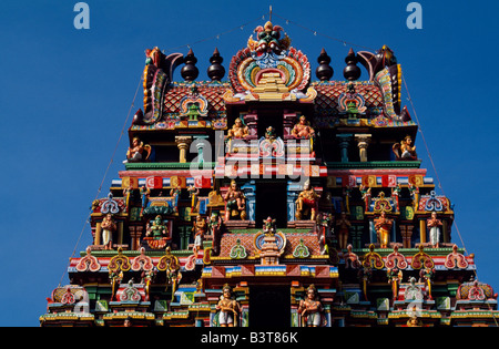 India, Tamil Nadu, Srirangam. Exuberant and colourful sculpture decorates the gopura, or gateway, of an inner courtyard of the celebrated Ranganathaswamy Temple, in Srirangam, near Tiruchirapalli Stock Photo