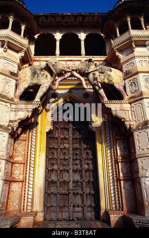 India, Rajasthan, Bundi. Hathi Pol, or elephant gate, marks the main entrance to Bundi's imposing Rajput palace. Stock Photo