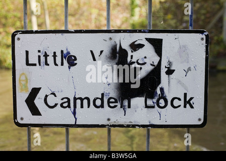 Directions to Camden Lock on the Grand Union Canal tow path, London Stock Photo