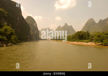 Li River snakes among limestone hills and bamboo forests between Guilin and Yangshuo in Guangxi, China Stock Photo