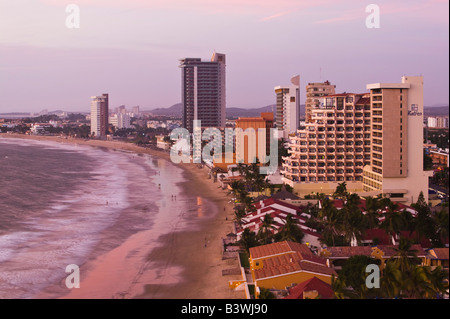 Mexico, Sinaloa State, Mazatlan. Zona Dorada / Golden Hotel Zone-Playa Las Gaviotas Beach and Hotels / Dusk Stock Photo