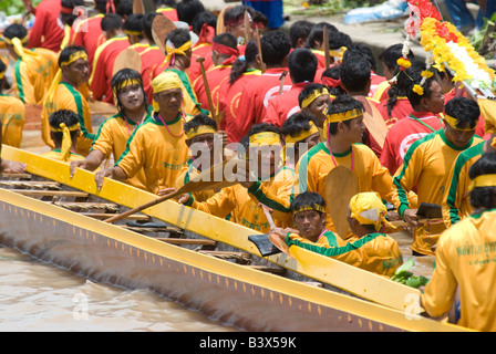 Participants of the Long Boat Race Championship on Chao Praya river Stock Photo