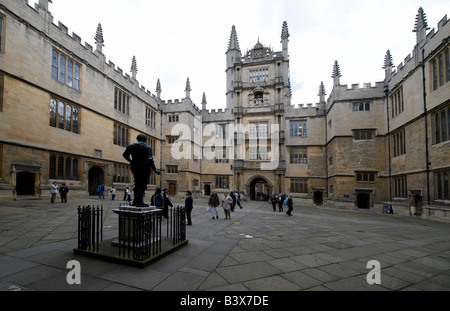 View of Old Schools Quad, statue of the Earl of Pembroke and Founders Tower at The Oxford University Bodleian Library Stock Photo