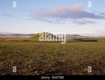 dh Neolithic burial mound tomb MAESHOWE ORKNEY chamber bronze age site scotland chambered cairn Stock Photo