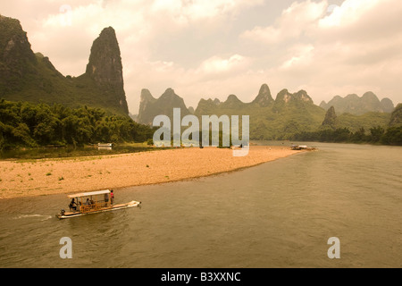 Li River snakes among limestone hills and bamboo forests between Guilin and Yangshuo in Guangxi, China Stock Photo