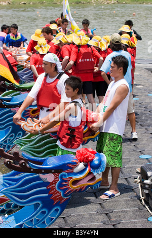 Participants compete in a dragon boat race in Yangzhou, east China's ...