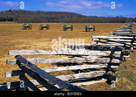 USA, Arkansas. Split-rail fence and Civil War cannons at Pea Ridge National Military Park. Stock Photo