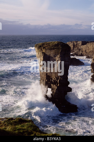 dh Yesnaby Castle YESNABY ORKNEY White foaming waves sea stack and seacliffs Stock Photo