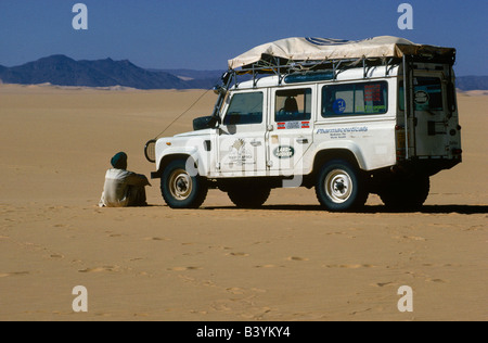 Expedition vehicle in the Tenere region of the central Sahara, Niger. Stock Photo