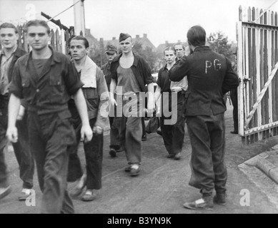 events, Second World War / WWII, prisoners of war, France, German prisoners returning from work to the prison camp, 1947, Stock Photo