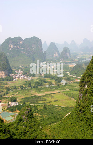 Li River running through Karsk Mountain scenery near Yangshuo China Stock Photo