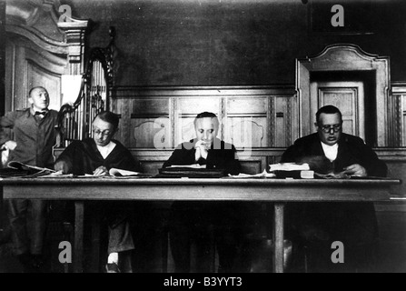 Ossietzky, Carl von, 3.10.1889 - 4.5.1938, German editor, with defender Apfel and Rudolf Olden, at court, 'Die Weltbühne', 1931, Stock Photo