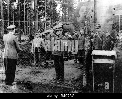 Hitler, Adolf, 20.4.1889 - 30.4.1945, German politician (NSDAP), Chancellor 30.1.1933 - 30.4.1945, assassination attempt, 20.7.1944, talking to workers after the attempt, Wolfsschanze near Rastenburg, East Prussia, , Stock Photo