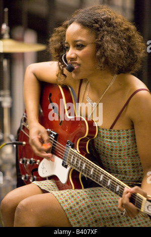 Susan Cagle and group are MUNY performers in the subway and train stations contributing to the music culture of New York City Stock Photo