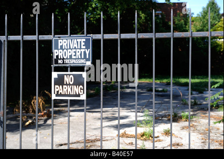 Private property no trespassing parking sign on gate Stock Photo