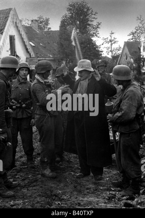 events, Second World War / WWII, Netherlands, Arnhem, 17. - 25.9.1944, Captain Barry Ingram, commander of the 1st Border Mortar Group, is being captured in civilian clothes by Waffen-SS troopers, Oosterbeek, 25./26.9.1944, Stock Photo