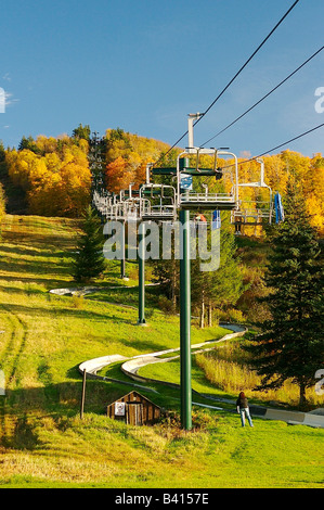 North America, USA, Vermont, Killington. Ski lift and alpine slide at Pico Mountain Resort in autumn. Stock Photo