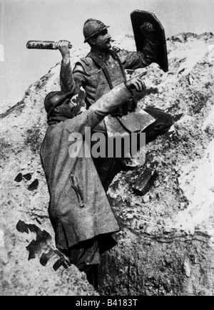 events, First World War / WW I, Battle of Verdun 1916, French soldiers in dugout with hand grenade and shield, France, March 1916, 20th century, historic, historical, steel helmet, trench warfare, static, people, 1910s, Stock Photo