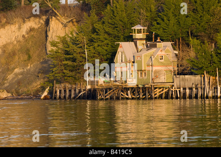 USA, WA, Whidbey Island, Penn Cove. Unique home on dock in Penn Cove Stock Photo