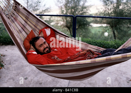 Pavarotti, Luciano, 12.10.1935 - 6.9.2007, Italian musician / artist, singer, (tenor), half length, lying in hammock, Pesaro, Italy, 1989, Stock Photo