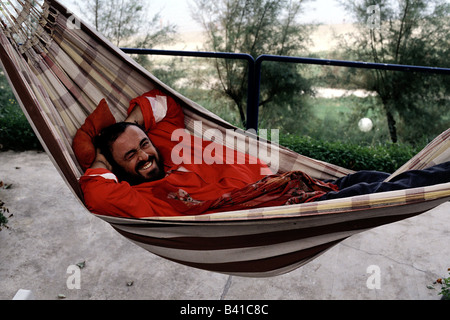 Pavarotti, Luciano, 12.10.1935 - 6.9.2007, Italian musician / artist, singer, (tenor), half length, lying in hammock, Pesaro, Italy, 1989, Stock Photo