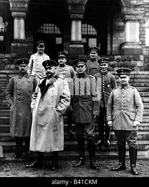 events, First World War / WWI, Eastern Front, General Paul von Hindenburg with the staff of the 8th Army in front of his headquarter, East Prussia, October 1914, Stock Photo