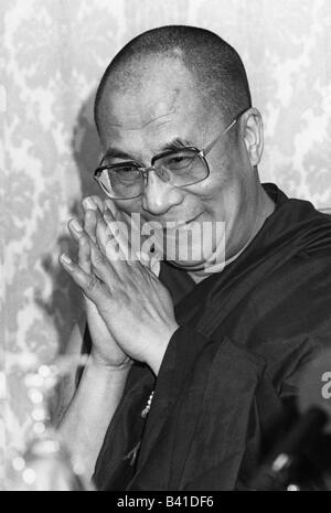 Dalai Lama 14th (Tenzin Gyatso), * 6.7.1935, Tibetan lama and politician, portrait, 1980s, Stock Photo