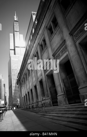 SEARS TOWER AND THE UNION STATION BUILDING ON WEST ADAMS STREET IN DOWNTOWN CHICAGO ILLINOIS ON A SUNNY SUMMER DAY DOWNTOWN CHIC Stock Photo