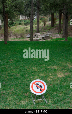 Dont walk on the grass-sign at Beihai Park, Beijing, China Stock Photo