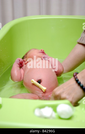 how to bathe a newborn with umbilical cord