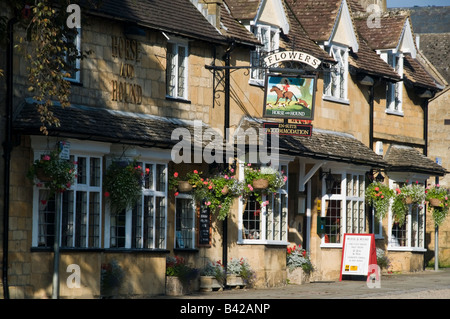 Horse and hound pub in Broadway Stock Photo