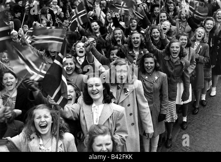 geography / travel, Norway, tradition / folklore, National Day, school children at the parade, Karl Johan Street, Oslo, 17.5.1947, Stock Photo