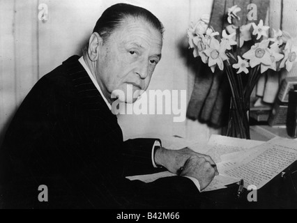 Maugham, William Somerset, 25.1.1874 - 16.12.1965, English writer, half length, sitting, writing, 1950s, 50s, literature, England, , Stock Photo