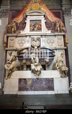 Tomb of Michelangelo di Lodovico Buonarroti Simoni in the Basilica of Santa Croce, Florence, Italy, Europe Stock Photo