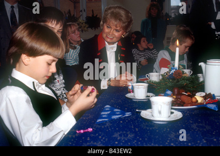 Kohl, Helmut, * 3.4.1930, German politician (CDU), his wife Hannelore, half length, on advent celebration in children hospital Wilhelm-Griesinger-Krankenhaus, Berlin, 7.12.1994, Stock Photo
