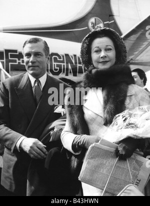 Leigh, Vivien, 5.11.1913 - 7.7.1967, British actress, with husband Sir Laurence Olivier, (1907-2003), airport, Paris, 1957, birth name Vivian Hartley, wife, couple, newspaper, stole, stola, fur, female, woman, , Stock Photo