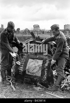 events, Second World War / WWII, aerial warfare, aircraft, crashed / damaged, wreckage of a British bomber, shot down during an air raid on Paris, 30.5.1942, Stock Photo