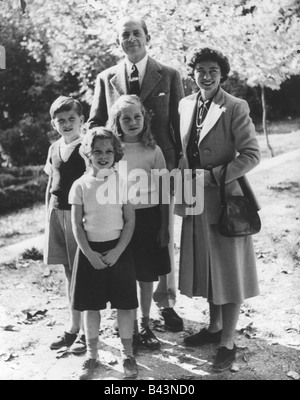 Paul I, 14.12.1901 - 6.3.1964, King of Greece 1947 - 1964, with Queen Friederike, Crown Prince Konstantin, Princesses Sophia and Irene, group picture, circa 1950, Stock Photo