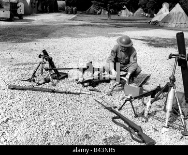 events, Second World War / WWII, Great Britain, training of US soldiers in Achnacarry, Scotland, US ranger with several British and American arms, August 1942, Stock Photo