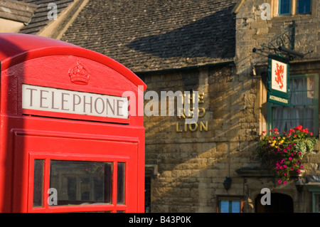 Two classic British icons a red telephone box and the Red Lion pub sign Stock Photo