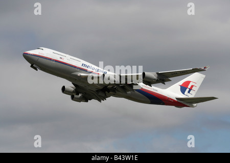 Malaysia Airlines Boeing 747-400 jumbo jet aircraft in flight Stock Photo