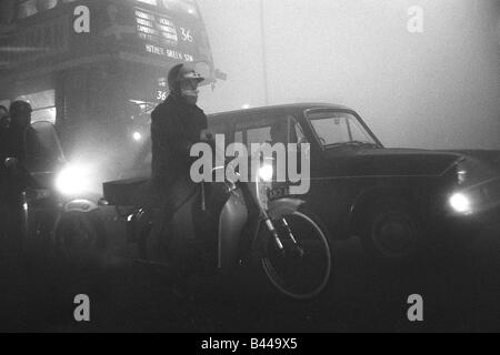 Weather London Smog December 1962 Traffic crawling along at 2mph in the London Smog Stock Photo