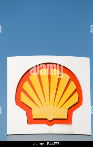 Shell petrol garage logo emblem sign blue sky Stock Photo - Alamy