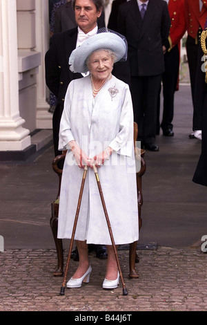 Queen Mother on her 101st Birthday August 2001 outside Clarence House Stock Photo