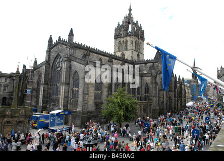 Edinburgh royal mile during the edinburgh fringe festival with st giles cathedral Stock Photo