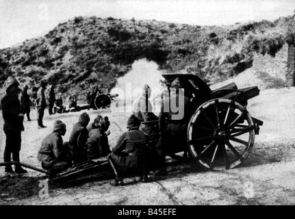 events, First World War / World War I, Middle East, Battle of Gallipoli 25.4.1915 - 9.1.1916, Turkish artillery with a German 10.5 cm Howitzer 98/19, May 1915,  Turkey, Dardanelles, Ottoman Empire, soldiers, 20th century, historic, historical, people, military, army, field gun, 1910s, Stock Photo