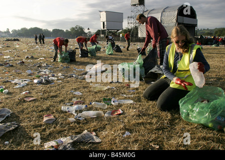 Glastonbury Festival: Volunteers begin the day at 5am collecting rubbish from the Pyramid Stage area. Stock Photo