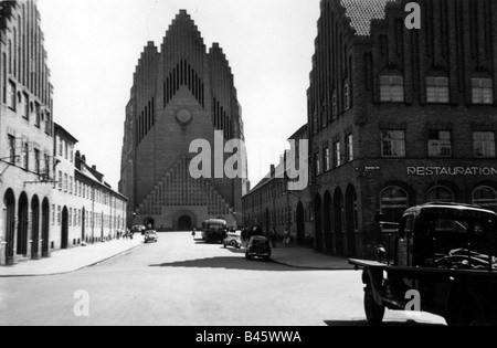geography / travel, Denmark, Copenhagen, churches, Grundtvigs church, exterior view, May 1957, built by Peder Vilhelm Jensen Klint (1853 - 1930), from 1921 - 1940, historic, historical, Europe, 20th century, religion, christianity, Grundtvig, architecture, Art Deco, people, 1940s, Stock Photo